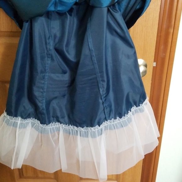 Formal dress - Picture 8 of 8